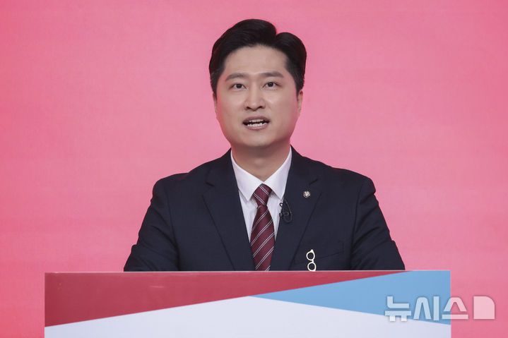 [서울=뉴시스] 고승민 기자 = 우재준 국민의힘 청년최고위원 후보가 18일 서울 강서구 ASSA아트홀에서 열린 국민의힘 제6차 전당대회 청년최고위원 토론회에서 발언하고 있다. (사진=국민의힘 제공) 2025.08.18. photo@newsis.com