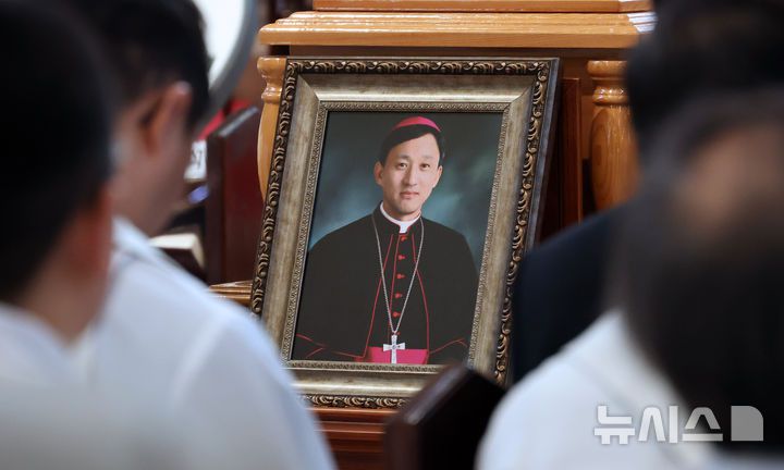 [서울=뉴시스] 사진공동취재단 = 18일 서울 중구 명동대성당에서 천주교 서울대교구 고(故) 유경촌 주교 장례미사가 엄수되고 있다. 2025.08.18. photo@newsis.com