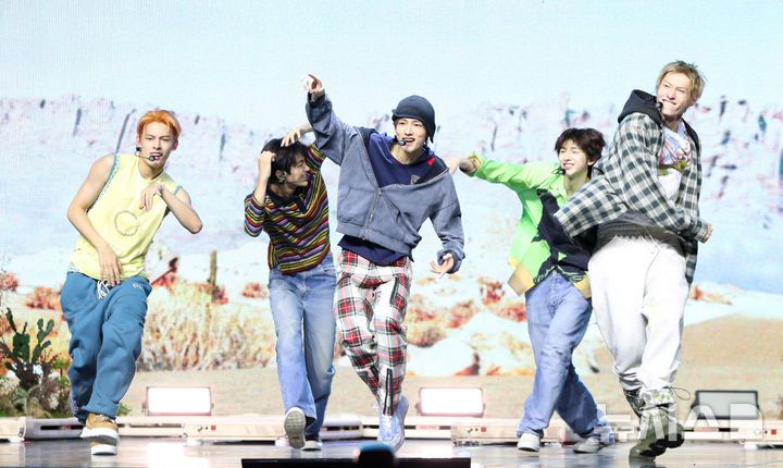 [서울=뉴시스] 김혜진 기자 = 그룹 코르티스가 18일 오후 서울 용산구 블루스퀘어에서 열린 데뷔 쇼케이스 '컬러 아웃사이드 더 라인스'(COLOR OUTSIDE THE LINES) 발매 기념 쇼케이스에서 무대를 선보이고 있다. 코르티스는 빅히트 뮤직이 2013년 방탄소년단, 2019년 투모로우바이투게더에 이어 세 번째로 론칭하는 팀으로 '선 밖에 색칠하다'라는 뜻의 '컬러 아웃사이드 더 라인스'에서 알파벳 여섯 글자를 불규칙하게 가져와 만든 팀명이다. 2025.08.18. jini@newsis.com