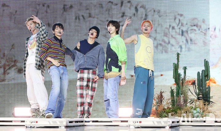 [서울=뉴시스] 김혜진 기자 = 그룹 코르티스가 18일 오후 서울 용산구 블루스퀘어에서 열린 데뷔 쇼케이스 '컬러 아웃사이드 더 라인스'(COLOR OUTSIDE THE LINES) 발매 기념 쇼케이스에서 무대를 선보이고 있다. 코르티스는 빅히트 뮤직이 2013년 방탄소년단, 2019년 투모로우바이투게더에 이어 세 번째로 론칭하는 팀으로 '선 밖에 색칠하다'라는 뜻의 '컬러 아웃사이드 더 라인스'에서 알파벳 여섯 글자를 불규칙하게 가져와 만든 팀명이다. 2025.08.18. jini@newsis.com