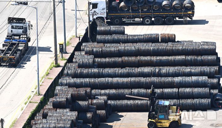 [평택=뉴시스] 김종택 기자 = 18일 경기 평택시 포승읍 평택항 야적장에 철강제품이 쌓여 있다. 2025.08.18. jtk@newsis.com