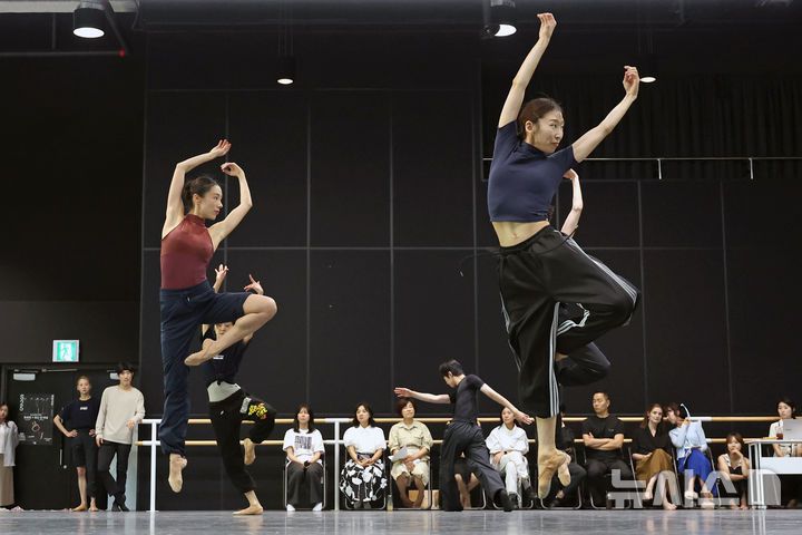 [서울=뉴시스] 박진희 기자 =  서울시발레단 더블 빌 '유회웅×한스 판 마넨' 출연 무용수들이 18일 서울 용산구 서울시발레단에서 주요 장면 시연을 하고 있다. 2025.08.18. pak7130@newsis.com