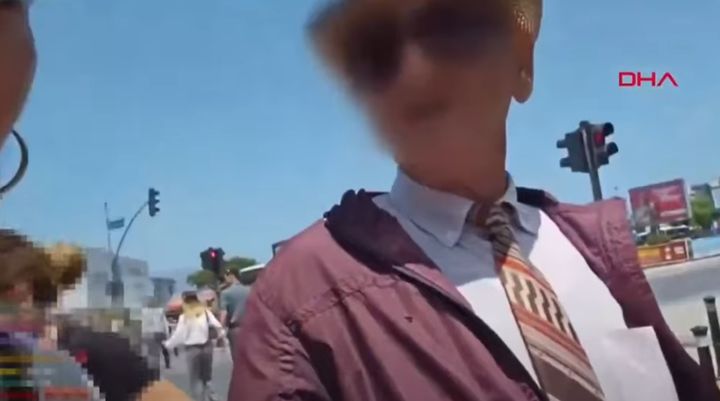 [뉴시스] 지난 6월 생방송에 포착된 남성의 모습. (사진 = '하베르튀르크 TV' 유튜브 캡처) 2025.08.19. *재판매 및 DB 금지