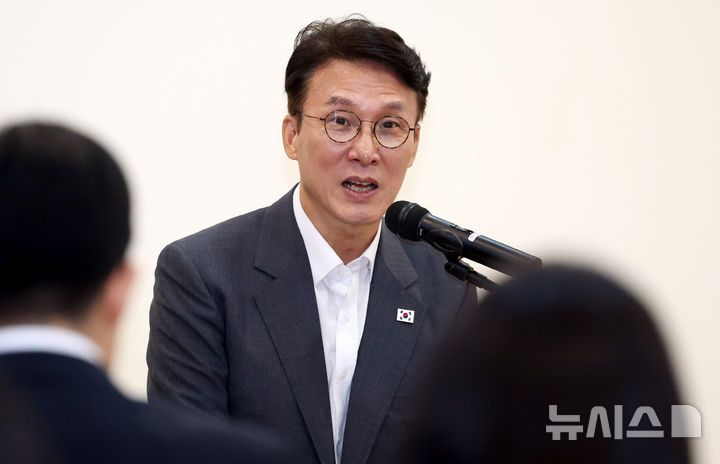 [서울=뉴시스] 추상철 기자 = 김민석 국무총리가 19일 오전 서울 종로구 정부서울청사에서 열린 출입기자단 간담회에서 취재진의 질문에 답변하고 있다. 2025.08.19. scchoo@newsis.com