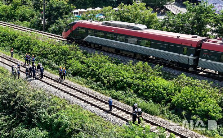 [청도=뉴시스] 이무열 기자 = 무궁화호 열차가 선로 인근에서 작업 중이던 근로자 7명을 치는 사고가 발생한 19일 경북 청도군 화양읍 삼신리 경부선 철로에서 경찰과 소방, 코레일 등 관계들이 사고가 난 현장을 조사하고 있다. 2025.08.19. lmy@newsis.com