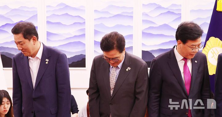 [서울=뉴시스] 고승민 기자 = 우원식 국회의장과 김병기 더불어민주당 원내대표, 송언석 국민의힘 비상대책위원장 겸 원내대표가 19일 오후 서울 여의도 국회에서 열린 의장 주재 여야 원내대표 회동에서 기념촬영을 마치고 자리로 돌아서고 있다. 왼쪽부터 김 원내대표, 우 의장, 송 원내대표. (공동취재) 2025.08.19. photo@newsis.com