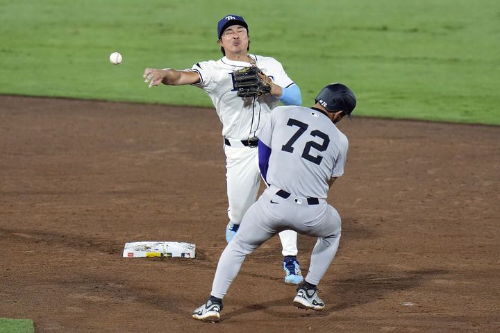 [탬파=AP/뉴시스] 탬파베이 레이스 유격수 김하성(왼쪽)이 19일(현지 시간) 미 플로리다주 탬파의 조지 M. 스타인브레너 필드에서 열린 2025 메이저리그 뉴욕 양키스와의 경기 5회 초 병살 수비를 하고 있다. 김하성은 5타수 무안타 1삼진을 기록했고, 탬파베이는 홈런 9개를 허용하며 3-13으로 대패했다. 2025.08.20.