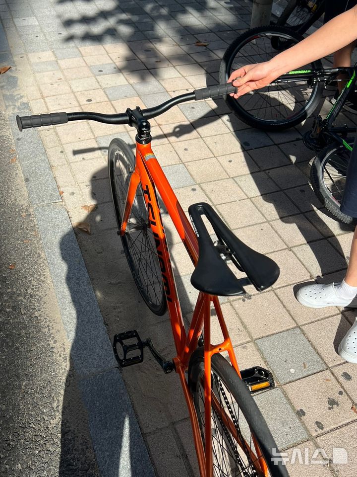 [서울=뉴시스]김중황 인턴기자= 19일 오후 서울 송파구 소재 중학교 앞에서 한 학생이 자신의 브레이크 없는 픽시 자전거를 보여주고 있다. 2025.08.19