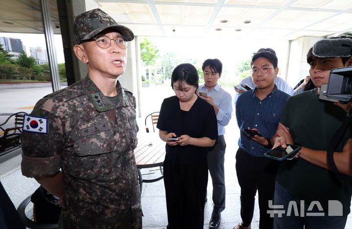 [서울=뉴시스] 조성우 기자 = 평양 무인기 침투 관여 의혹을 받는 김용대 드론작전사령관이 20일 오전 서울 서초구 서울고등검찰청에 마련된 내란특검 사무실에 피의자 신분으로 출석했다가 조사를 중단하고 나와 취재진 질문에 답변하고 있다.내란 특검은 이날 정례브리핑에서 김용대 사령관 변호인에 대해 조사 내용과 군사기밀을 유출했다는 이유로 조사 참여을 중단시켰다고 밝혔다. 2025.08.20. xconfind@newsis.com