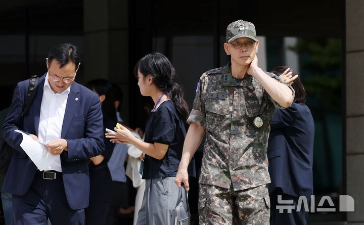 [서울=뉴시스] 조성우 기자 = 평양 무인기 침투 관여 의혹을 받는 김용대 드론작전사령관이 20일 오전 서울 서초구 서울고등검찰청에 마련된 내란특검 사무실에 피의자 신분으로 출석했다가 조사를 중단하고 나와 취재진과 질의응답을 마친 뒤 이동하고 있다.내란 특검은 이날 정례브리핑에서 김용대 사령관 변호인에 대해 조사 내용과 군사기밀을 유출했다는 이유로 조사 참여을 중단시켰다고 밝혔다. 2025.08.20. xconfind@newsis.com