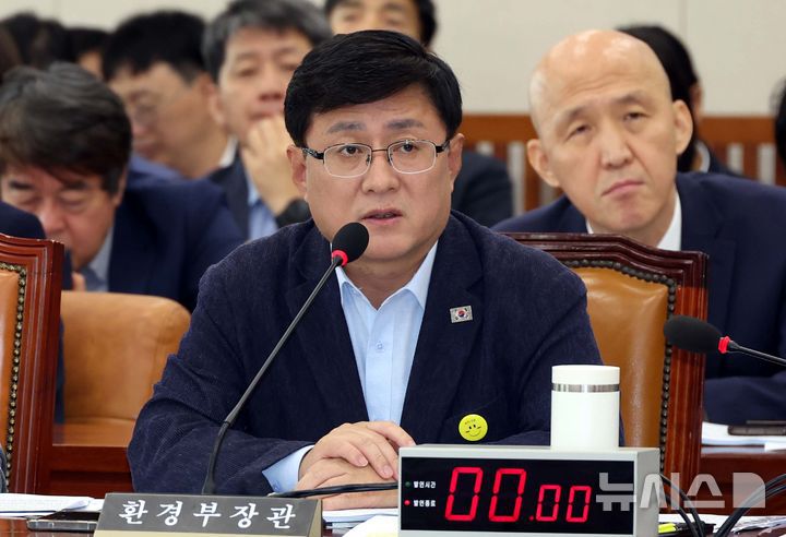 [서울=뉴시스] 조성봉 기자= 김성환 환경부 장관이 지난달 20일 오전 서울 여의도 국회에서 열린 환경노동위원회 전체회의에서 의원의 질의에 답변하고 있다.  2025.08.20. suncho21@newsis.com