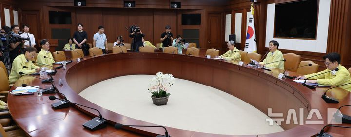 [서울=뉴시스] 김명원 기자 = 구윤철 경제부총리 겸 기획재정부 장관이 20일 서울 종로구 정부서울청사에서 열린 산업경쟁력강화 관계장관회의에 참석해 발언하고 있다. 이날 회의에서는 석유화학산업 재도약 추진방향에 대해 논의 했다. 2025.08.20. kmx1105@newsis.com