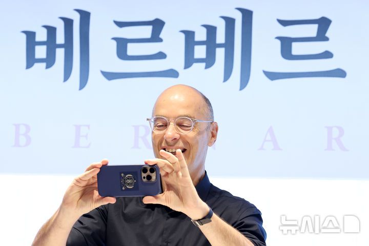 [서울=뉴시스] 박진희 기자 = 베르나르 베르베르(Bernard Werber) 작가가 20일 서울 중구 앰배서더 서울 풀만 호텔에서 신간 '키메라의 땅' 발행 기념 기자간담회를 하고 있다. 2025.08.20. pak7130@newsis.com