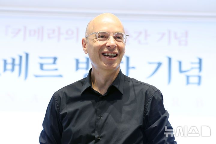 [서울=뉴시스] 박진희 기자 = 베르나르 베르베르(Bernard Werber) 작가가 20일 서울 중구 앰배서더 서울 풀만 호텔에서 신간 '키메라의 땅' 발행 기념 기자간담회를 하고 있다. 2025.08.20. pak7130@newsis.com