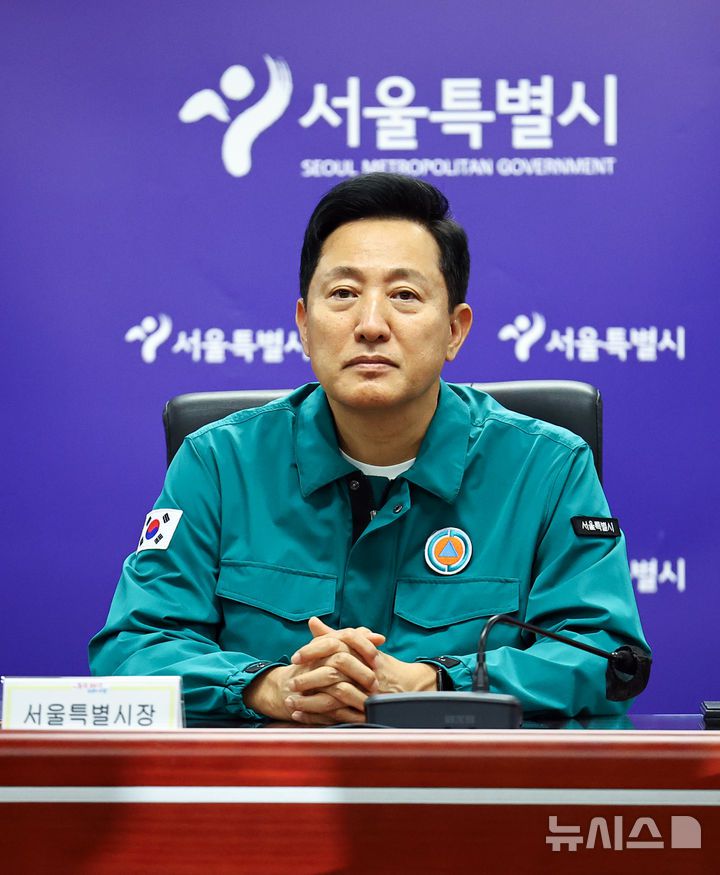 [서울=뉴시스] 최진석 기자 = 오세훈 서울시장이 20일 서울 중구 서울시청 충무기밀실에서 2025년 공습 대비 민방위 훈련 관련 보고를 듣고 있다. 2025.08.20. myjs@newsis.com