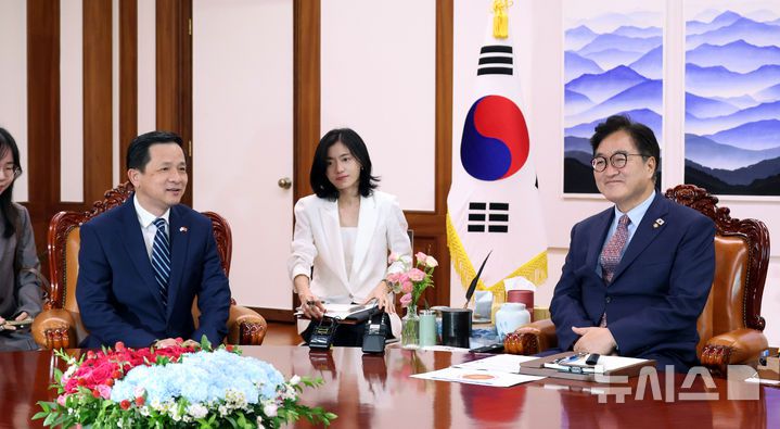 [서울=뉴시스] 김금보 기자 = 우원식 국회의장이 20일 오후 서울 여의도 국회에서 다이빙 주한중국대사를 접견하고 있다. 2025.08.20. kgb@newsis.com