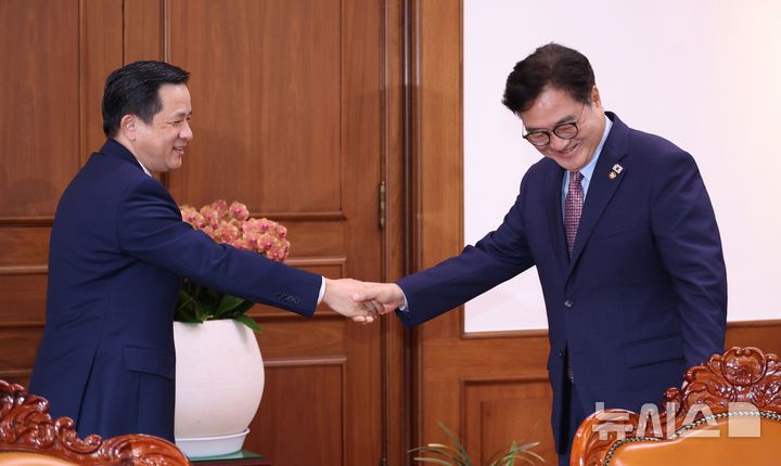 [서울=뉴시스] 김금보 기자 = 우원식 국회의장이 20일 오후 서울 여의도 국회에서 다이빙 주한중국대사와 악수를 하고 있다. 2025.08.20. kgb@newsis.com