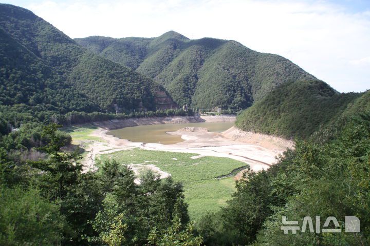 [강릉=뉴시스] 이순철 기자 =21일 20만 강릉시민의 생활용수를 공급하고 있는 오봉저수지 저수률이 20%가 채 안되고 있는 가운데 바닥을 드러내고 있다.2025.08.21.grsoon815@newsis.com