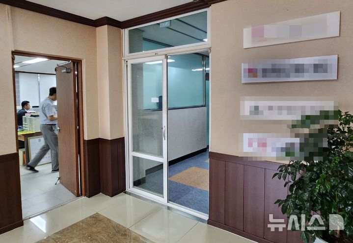 [청주=뉴시스] 김재광 기자 = 충북경찰청이 21일 청주시 흥덕구 봉명동의 윤현우 충북체육회장이 운영하는 건설회사 사무실에서 김영환 지사의 돈봉투 수수의혹과 관련해 압수수색을 진행하고 있다. 2025.08.21.kipoi@newsis.com