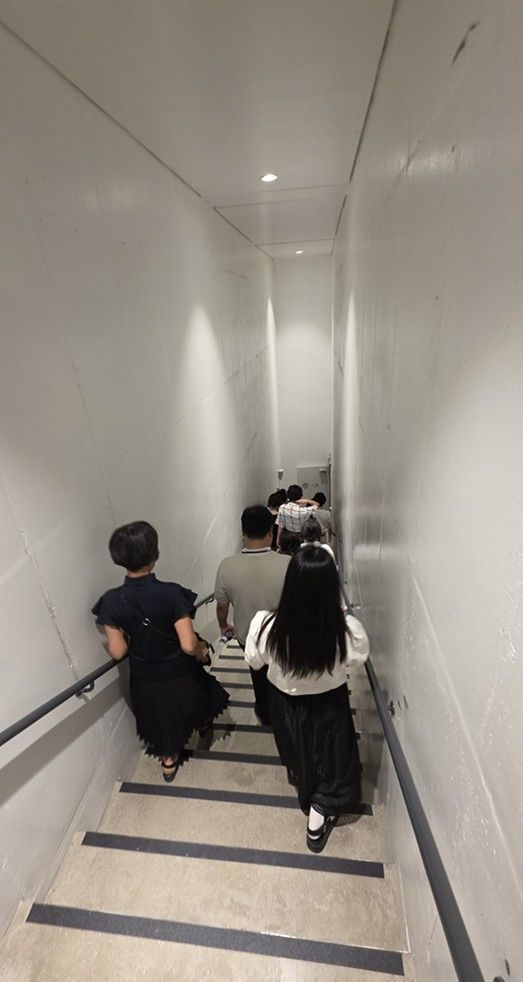 [사진=박현주 미술전문기자] 김창열 회고전은 6전시실에서 지하로 전시실로 내려가는 계단으로 내려가고 다시 올라와야 한다. *재판매 및 DB 금지