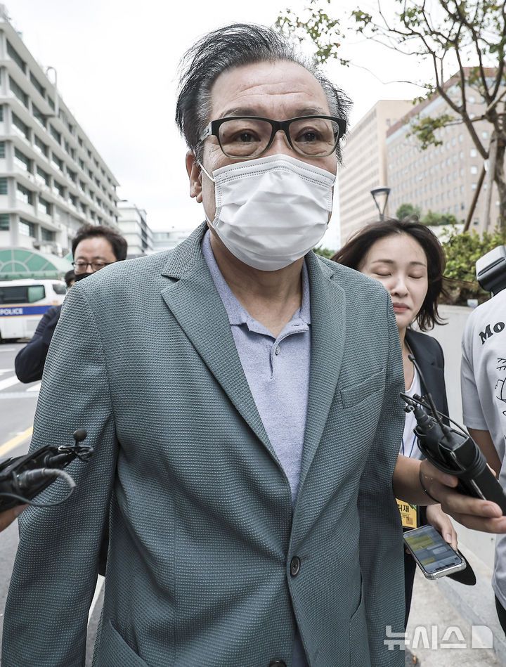 [서울=뉴시스] 정병혁 기자 =건진법사 전성배씨가 21일 서울 종로구 KT광화문빌딩 웨스트에 마련된 김건희 특검 사무실에 출석하고 있다. 건진법사 전성배씨가 21일 예정된 구속 전 피의자 심문(영장실질심사)에 출석하지 않겠다고 밝혔다. 2025.08.21. jhope@newsis.com