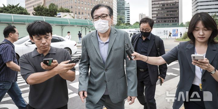 [서울=뉴시스] 정병혁 기자 =건진법사 전성배씨가 21일 서울 종로구 KT광화문빌딩 웨스트에 마련된 김건희 특검 사무실에 출석하고 있다. 건진법사 전성배씨가 21일 예정된 구속 전 피의자 심문(영장실질심사)에 출석하지 않겠다고 밝혔다. 2025.08.21. jhope@newsis.com