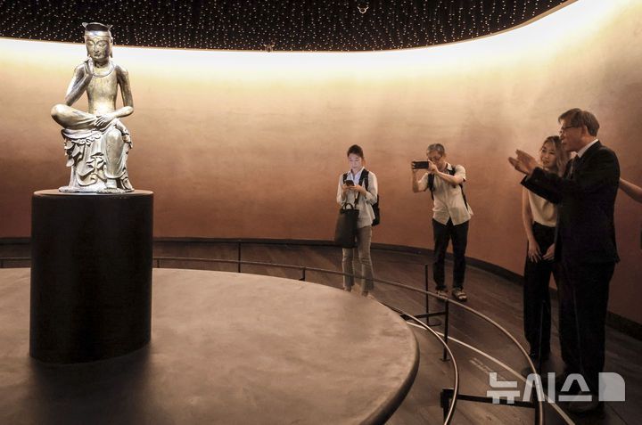 [서울=뉴시스] 정병혁 기자 = 유홍준 국립중앙박물관장과  넷플릭스 영화 '케이팝 데몬 헌터스'의 메기 강 감독이 21일 서울 용산구 국립중앙박물관에서 '사유의 방'을 살펴보고 있다. 2025.08.21. jhope@newsis.com