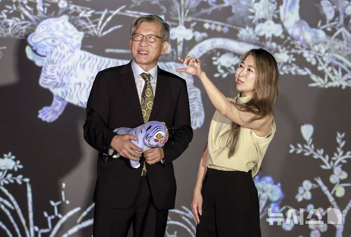 [서울=뉴시스] 정병혁 기자 = 유홍준 국립중앙박물관장과  넷플릭스 영화 '케이팝 데몬 헌터스'의 메기 강 감독이 21일 서울 용산구 국립중앙박물관에서 '어흥, 호랑이' 디지털 실감 영상을 보고 있다. 2025.08.21. jhope@newsis.com