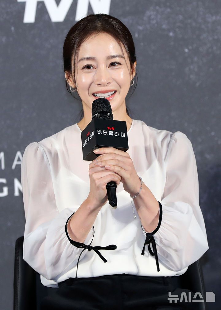 [서울=뉴시스] 김혜진 기자 = 배우 김태희가 21일 오전 서울 용산구 CGV아이파크몰점에서 열린 아마존 프라임 비디오 시리즈 '버터플라이' 제작발표회에서 인사말을 하고 있다. 2025.08.21. jini@newsis.com