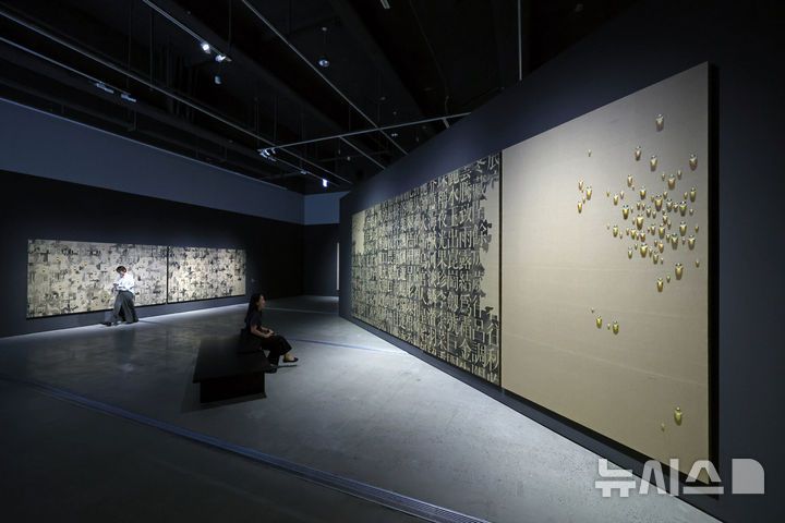 [서울=뉴시스] 박진희 기자 = 국립현대미술관(MMCA)은 한국현대미술 대표 작가인 김창열의 첫 대규모 회고전 '김창열' 언론공개회를 21일 서울 종로구 국립현대미술관 서울에서 갖고 작가의 대표작과 초기작을 선보이고 있다. 2025.08.21. pak7130@newsis.com