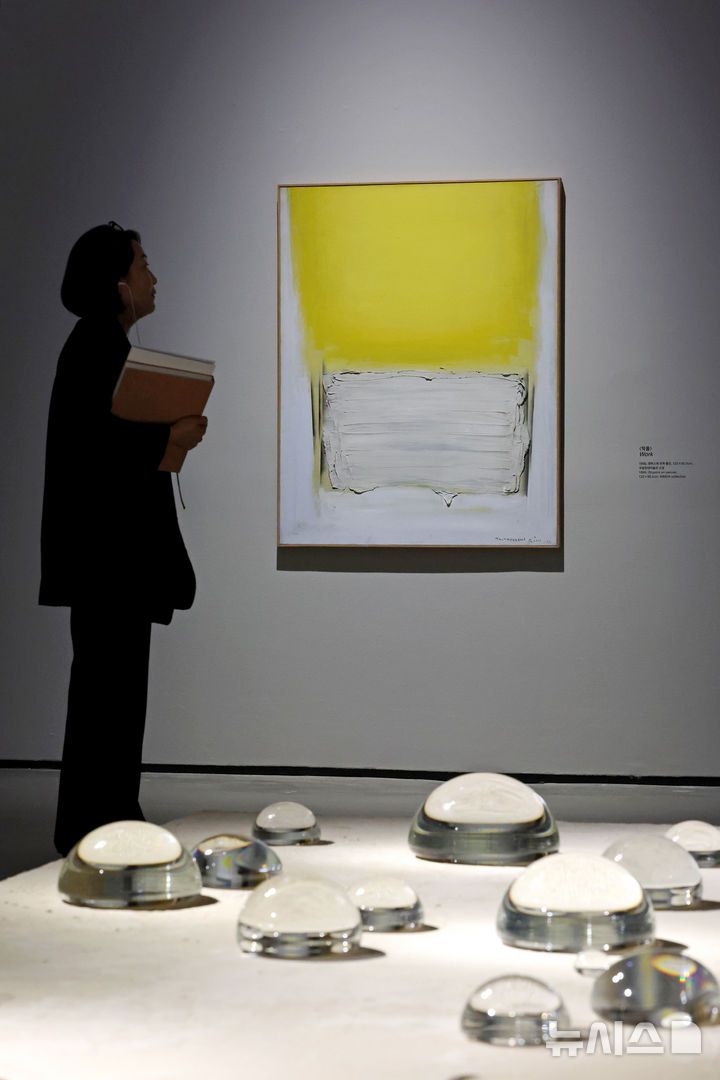 [서울=뉴시스] 박진희 기자 = 국립현대미술관(MMCA)은 한국현대미술 대표 작가인 김창열의 첫 대규모 회고전 '김창열' 언론공개회를 21일 서울 종로구 국립현대미술관 서울에서 갖고 작가의 대표작과 초기작을 선보이고 있다. 2025.08.21. pak7130@newsis.com