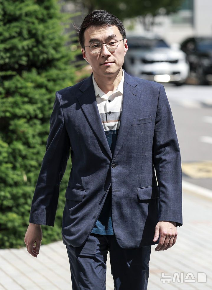 [서울=뉴시스] 정병혁 기자 = '허위 재산 신고'로 재판에 넘겨진 김남국 대통령실 국민디지털소통비서관이 21일 서울 양천구 서울남부지방법원에서 열린 항소심 선고기일에 출석하고 있다. 2025.08.21. jhope@newsis.com