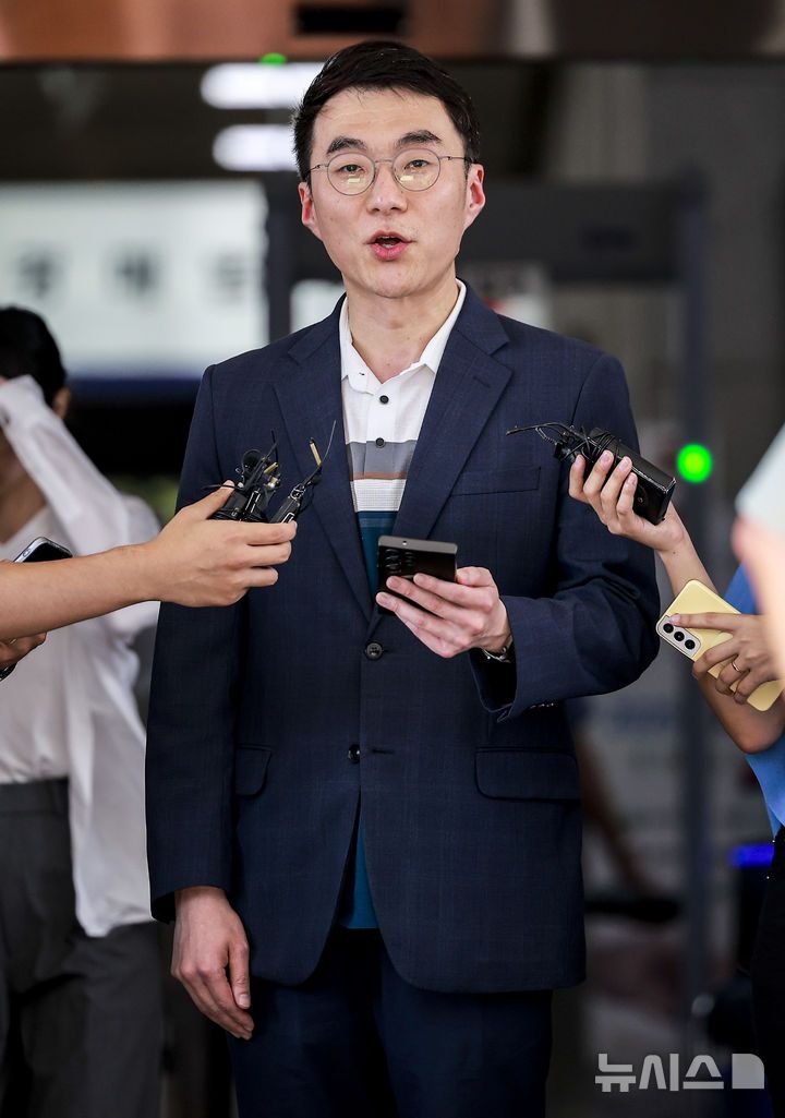 [서울=뉴시스] 정병혁 기자 = '허위 재산 신고'로 재판에 넘겨진 김남국 대통령실 국민디지털소통비서관이 21일 서울 양천구 서울남부지방법원에서 열린 항소심 선고를 마친 뒤 취재진에게 입장을 밝히고 있다. 이날 서울남부지법 형사항소3-1부(임선지 조규설 유환우 부장판사)는 위계공무집행방해 혐의로 기소된 김 비서관에 대해 1심과 같이 무죄를 선고했다. 2025.08.21. jhope@newsis.com