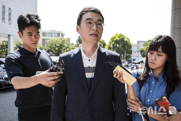 [서울=뉴시스] 정병혁 기자 = '허위 재산 신고'로 재판에 넘겨진 김남국 대통령실 국민디지털소통비서관이 21일 서울 양천구 서울남부지방법원에서 열린 항소심 선고를 마친 뒤 취재진 질문에 답하고 있다. 이날 서울남부지법 형사항소3-1부(임선지 조규설 유환우 부장판사)는 위계공무집행방해 혐의로 기소된 김 비서관에 대해 1심과 같이 무죄를 선고했다. 2025.08.21. jhope@newsis.com