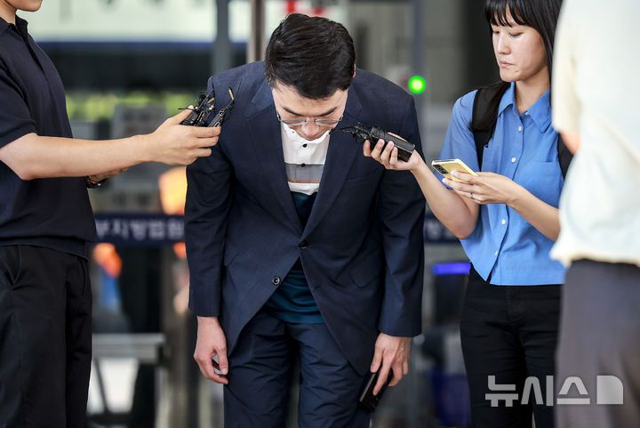 [서울=뉴시스] 정병혁 기자 = '허위 재산 신고'로 재판에 넘겨진 김남국 대통령실 국민디지털소통비서관이 21일 서울 양천구 서울남부지방법원에서 열린 항소심 선고를 마친 뒤 인사를 하고 있다. 이날 서울남부지법 형사항소3-1부(임선지 조규설 유환우 부장판사)는 위계공무집행방해 혐의로 기소된 김 비서관에 대해 1심과 같이 무죄를 선고했다. 2025.08.21. jhope@newsis.com