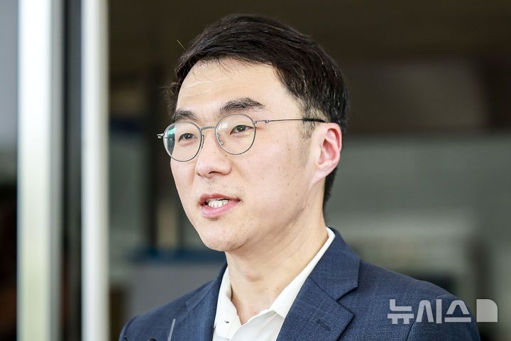 [서울=뉴시스] 정병혁 기자 = '허위 재산 신고'로 재판에 넘겨진 김남국 대통령실 국민디지털소통비서관이 21일 서울 양천구 서울남부지방법원에서 열린 항소심 선고를 마친 뒤 취재진에게 입장을 밝히고 있다. 이날 서울남부지법 형사항소3-1부(임선지 조규설 유환우 부장판사)는 위계공무집행방해 혐의로 기소된 김 비서관에 대해 1심과 같이 무죄를 선고했다. 2025.08.21. jhope@newsis.com