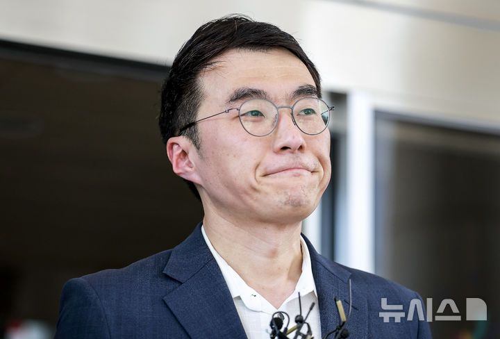 [서울=뉴시스] 정병혁 기자 = '허위 재산 신고'로 재판에 넘겨진 김남국 대통령실 국민디지털소통비서관이 21일 서울 양천구 서울남부지방법원에서 열린 항소심 선고를 마친 뒤 취재진 앞에서 생각에 잠겨 있다. 이날 서울남부지법 형사항소3-1부(임선지 조규설 유환우 부장판사)는 위계공무집행방해 혐의로 기소된 김 비서관에 대해 1심과 같이 무죄를 선고했다. 2025.08.21. jhope@newsis.com