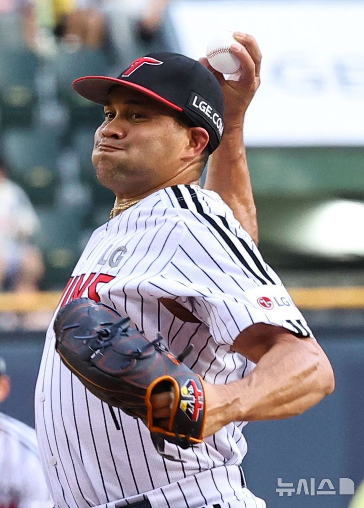 [서울=뉴시스] 최진석 기자 = 21일 서울 송파구 잠실야구장에서 열린 프로야구 '2025 신한 SOL 뱅크 KBO리그' 롯데 자이언츠와 LG 트윈스의 경기, 1회초 LG 선발 치리노스가 역투하고 있다. 2025.08.21. myjs@newsis.com