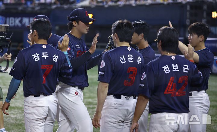 [서울=뉴시스] 최진석 기자 = 21일 서울 송파구 잠실야구장에서 열린 프로야구 '2025 신한 SOL 뱅크 KBO리그' 롯데 자이언츠와 LG 트윈스의 경기, 4회말을 마친 롯데 선발투수 이민석이 더그아웃으로 들어가며 동료들과 기뻐하고 있다. 2025.08.21. myjs@newsis.com