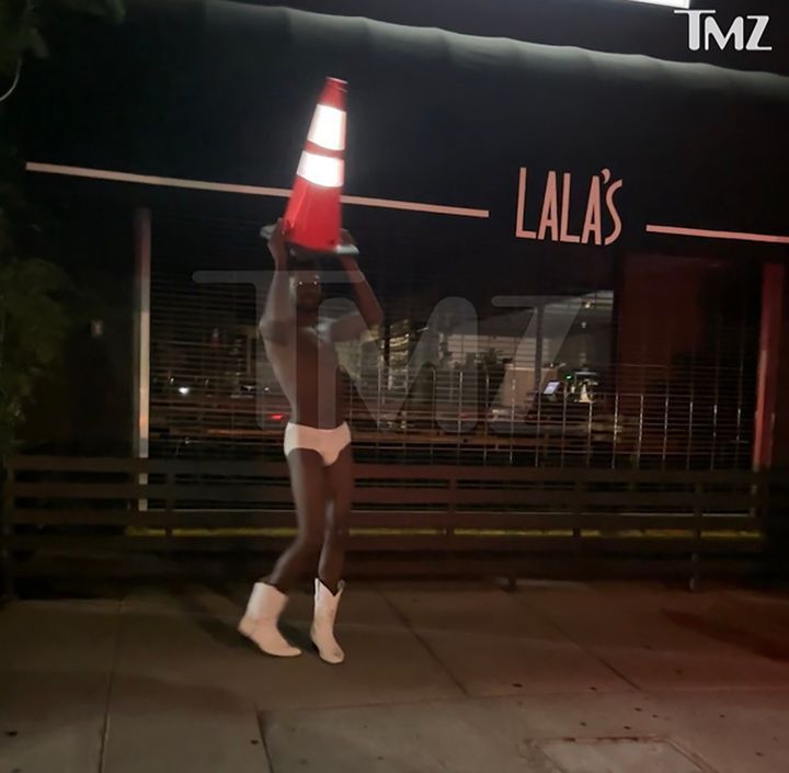 [뉴시스] 릴 나스 엑스가 흰색 속옷과 카우보이 부츠만 착용한 채 LA 거리를 돌아다니고 있다.(영상=TMZ) 2025.08.21