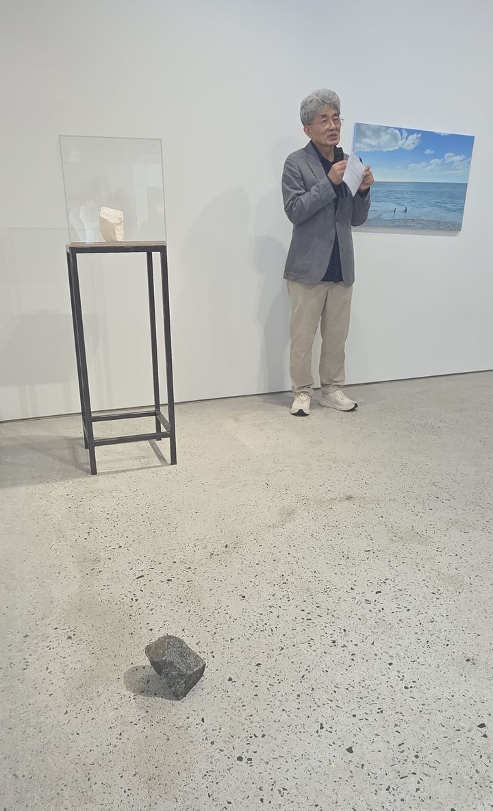 [사진=박현주 미술전문기자]안규철 작가가 열두개의 질문들 개인전을 열고 작품을 설명하고 있다. *재판매 및 DB 금지