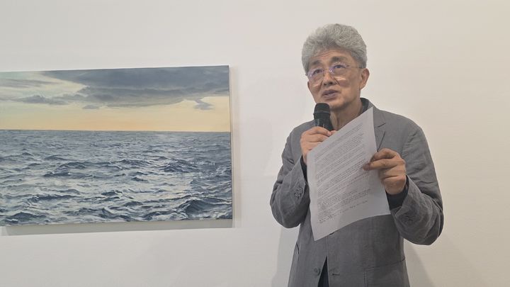 [사진=박현주 미술전문기자] 국제갤러리 부산점에서 4년 만에 개인전을 여는 안규철 작가. *재판매 및 DB 금지
