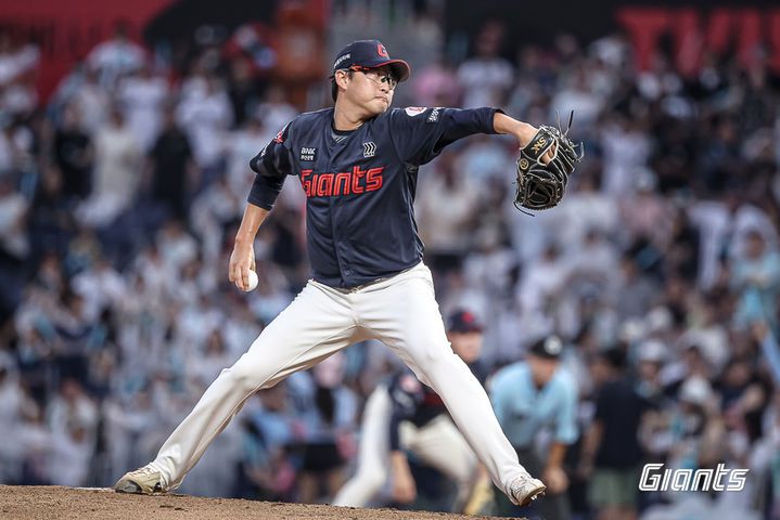 [서울=뉴시스] 프로야구 롯데 자이언츠 박세웅이 22일 창원NC파크에서 열린 2025 신한 쏠뱅크 KBO리그 NC 다이노스와의 경기에 선발 등판해 공을 던지고 있다. (사진=롯데 자이언츠 제공) 2025.08.22. *재판매 및 DB 금지