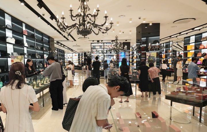 여름시즌 고객들로 북적이는 캉카스백화점 *재판매 및 DB 금지