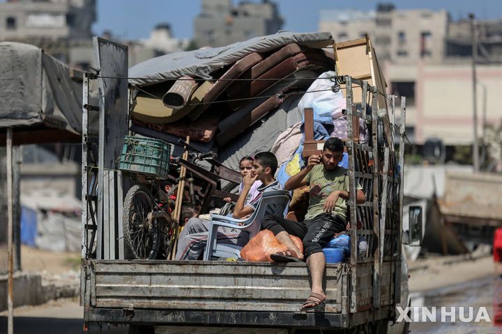 [ 신화/뉴시스] 8월 22일 가자지구의 가자시티 부근 도로에서 다시 피난길에 오른 팔레스타인 가족들. 이스라엘군은 인구가 많은 가자시티를 2주일째 포위하고 군대 진입 전에 대피를 권고했으며 9월 4일엔 도시의 40%를 점령했다고 발표했다.  2025. 09.05.