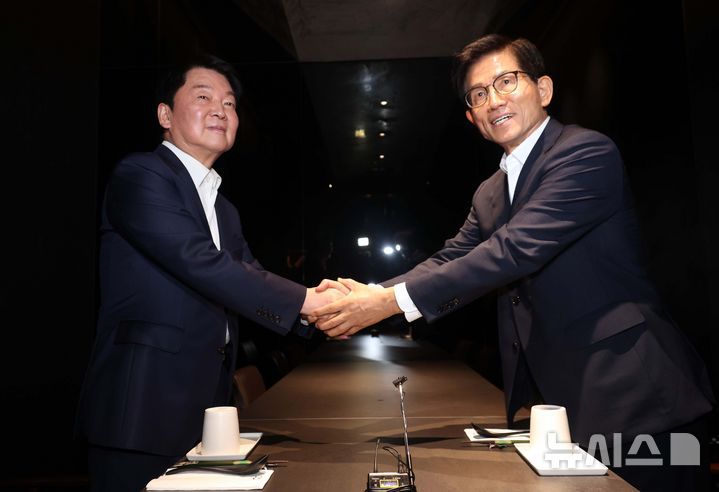 [서울=뉴시스] 조성봉 기자 = 김문수 국민의힘 당대표 후보가 23일 서울 여의도의 한 식당에서 안철수 의원과 오찬회동을 하기 전 악수를 하고 있다. 2025.08.23. suncho21@newsis.com