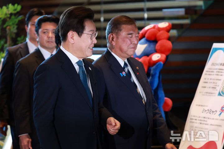 [도쿄(일본)=뉴시스] 고범준 기자 = 이재명 대통령과 이시바 시게루 일본 총리가 23일(현지 시간) 일본 도쿄 총리 관저에서 정상회담을 하기 위해 이동하고 있다. 2025.08.23. bjko@newsis.com