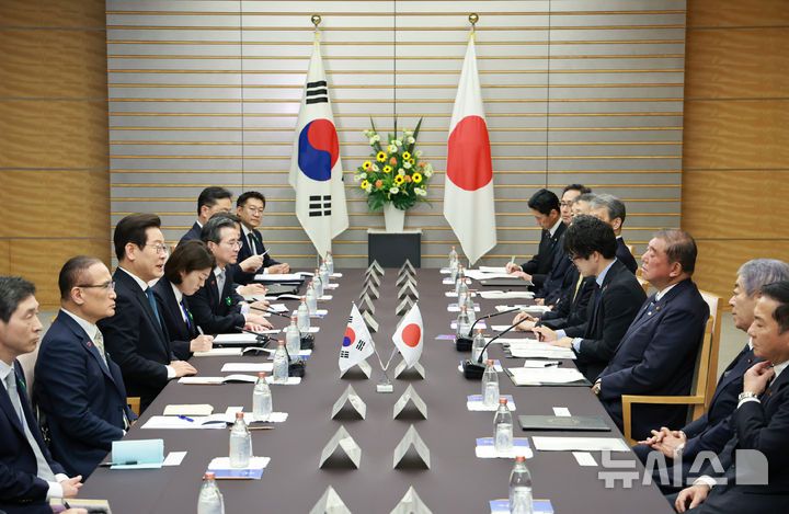 [도쿄(일본)=뉴시스] 고범준 기자 = 이재명 대통령과 이시바 시게루 일본 총리가 23일(현지 시간) 일본 도쿄 총리 관저에서 확대 정상회담을 하고 있다. 2025.08.23. bjko@newsis.com