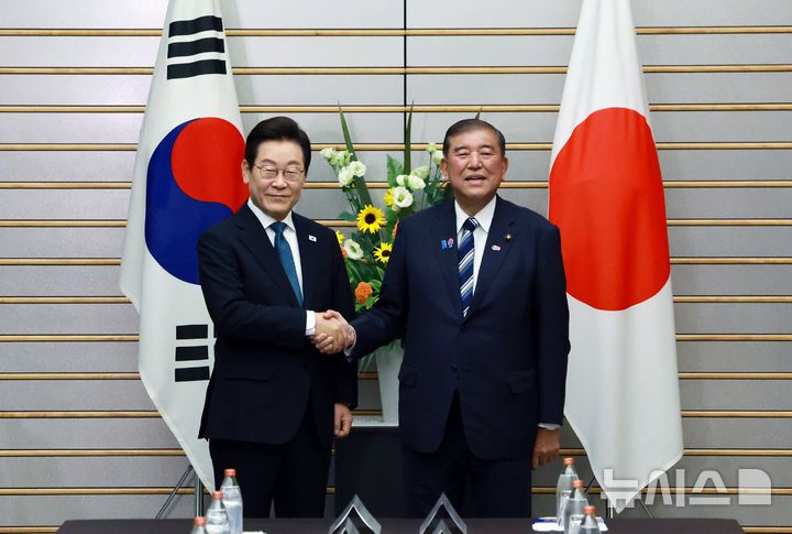 [도쿄(일본)=뉴시스] 고범준 기자 = 이재명 대통령과 이시바 시게루 일본 총리가 23일(현지 시간) 일본 도쿄 총리 관저에서 확대 정상회담 기념촬영을 하고 있다. 2025.08.23. bjko@newsis.com