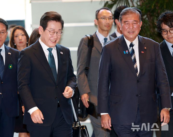 [도쿄=뉴시스] 고범준 기자 = 이재명 대통령과 이시바 시게루 일본 총리가 23일(현지 시간) 일본 도쿄 총리 관저에서 정상회담을 하기 위해 이동하고 있다. 2025.08.23. bjko@newsis.com